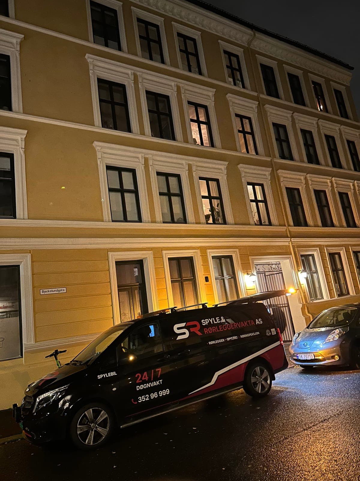 Spylebil fra Spyle- og Rørleggervakta på kveldsoppdrag foran en bygård i Oslo