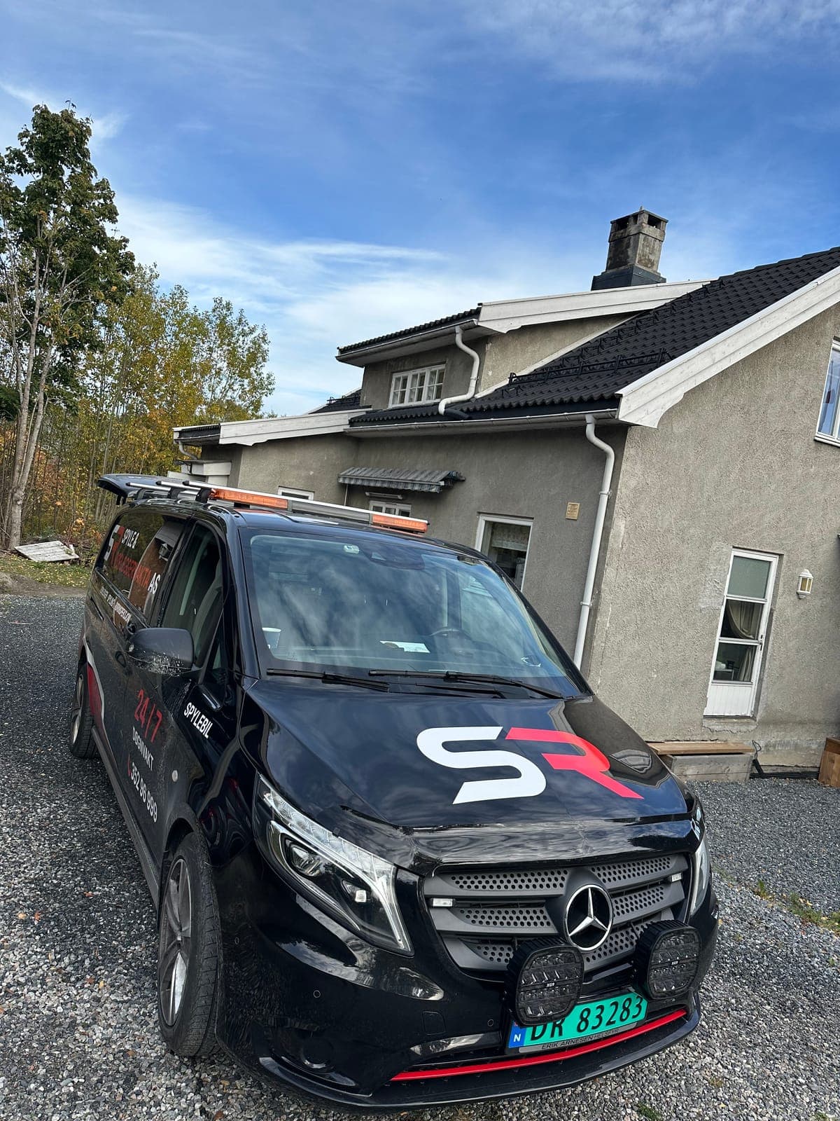 Spylebilen til Spyle- og Rørleggervakta parkert ved en enebolig i Ringerike