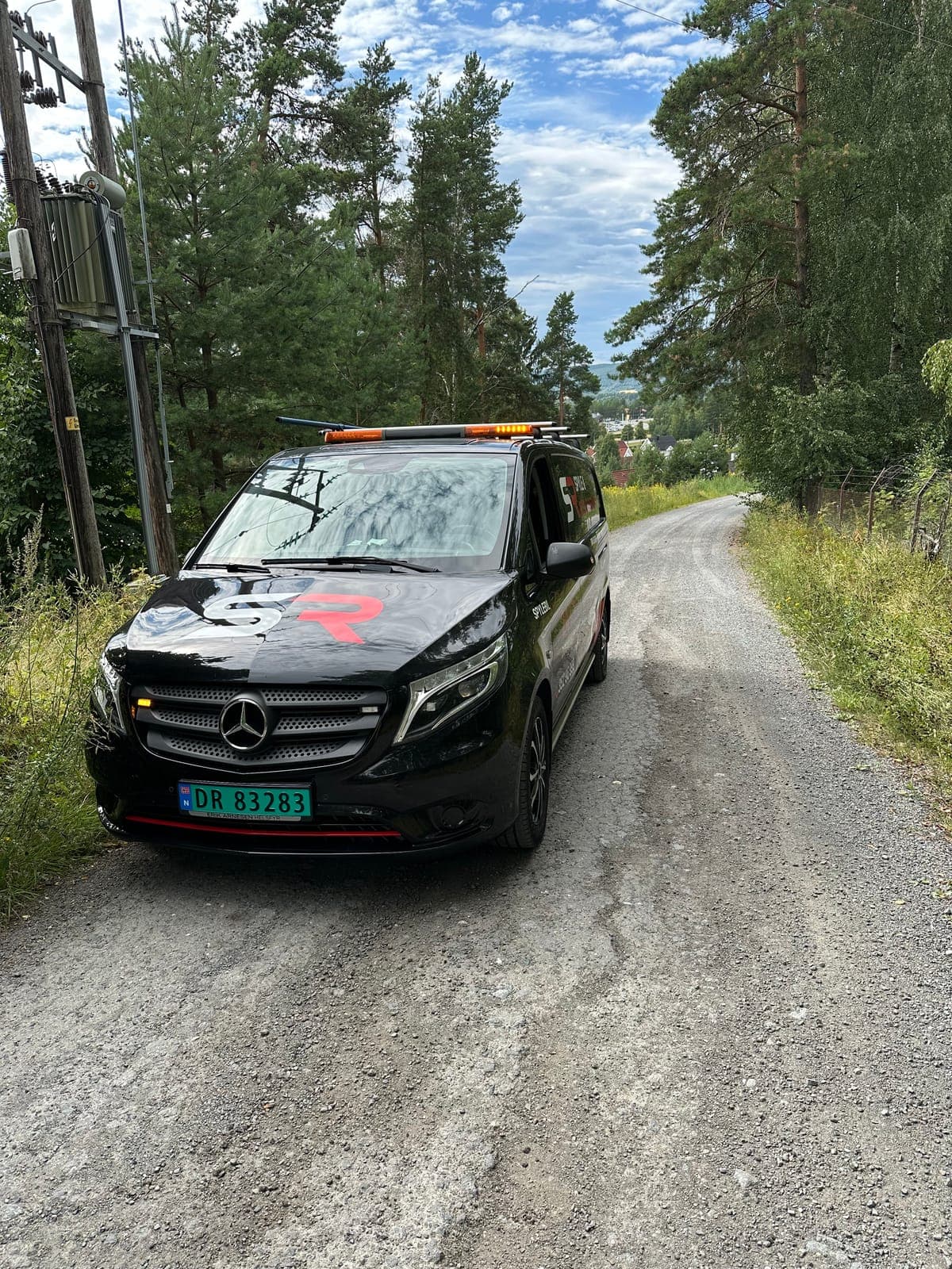 Spylebil fra Spyle- og Rørleggervakta klar til utrykning på en grusvei i Ringerike