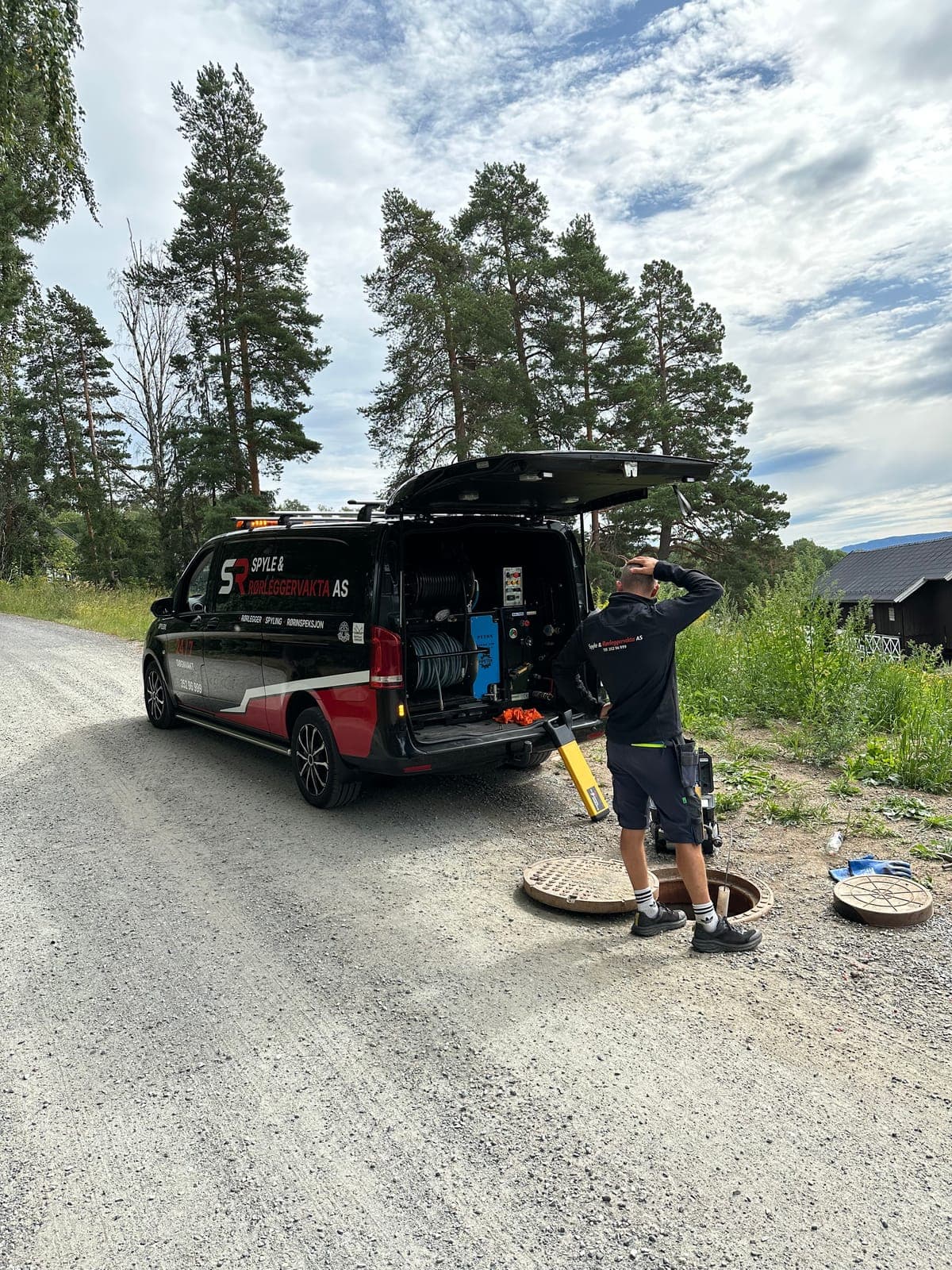 Rørlegger fra Spyle- og Rørleggervakta spyler en kum fra spylebilen i Ringerike