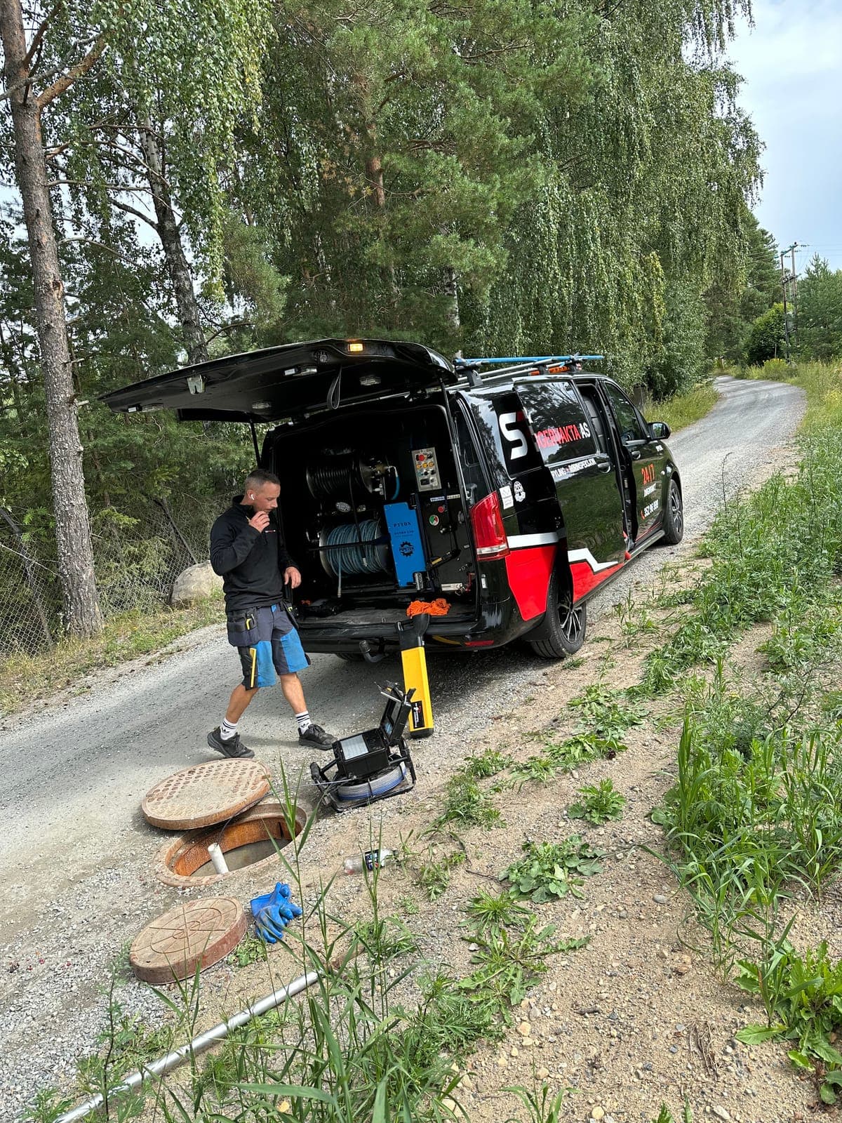 Spyle- og Rørleggervakta på oppdrag med åpen spylebil og kumlokk av i Ringerike