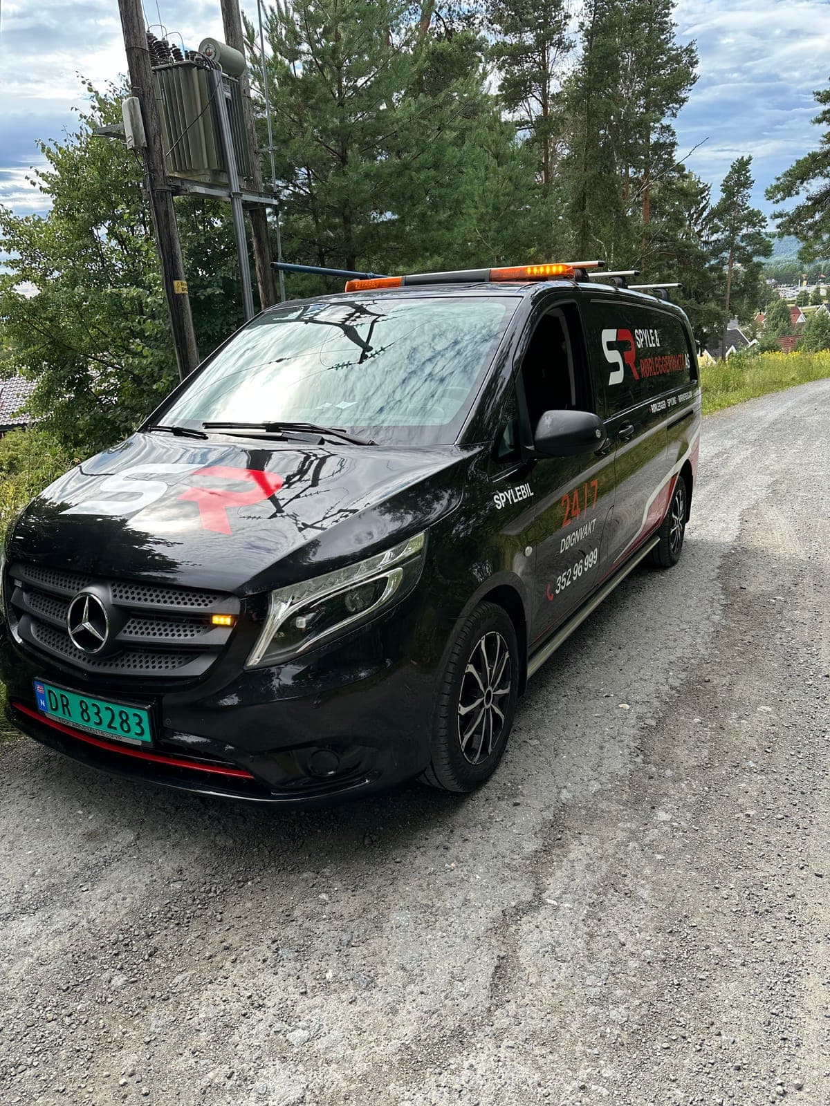 Spylebilen til Spyle- og Rørleggervakta, en svart Mercedes-Benz Vito, på en grusvei i Ringerike