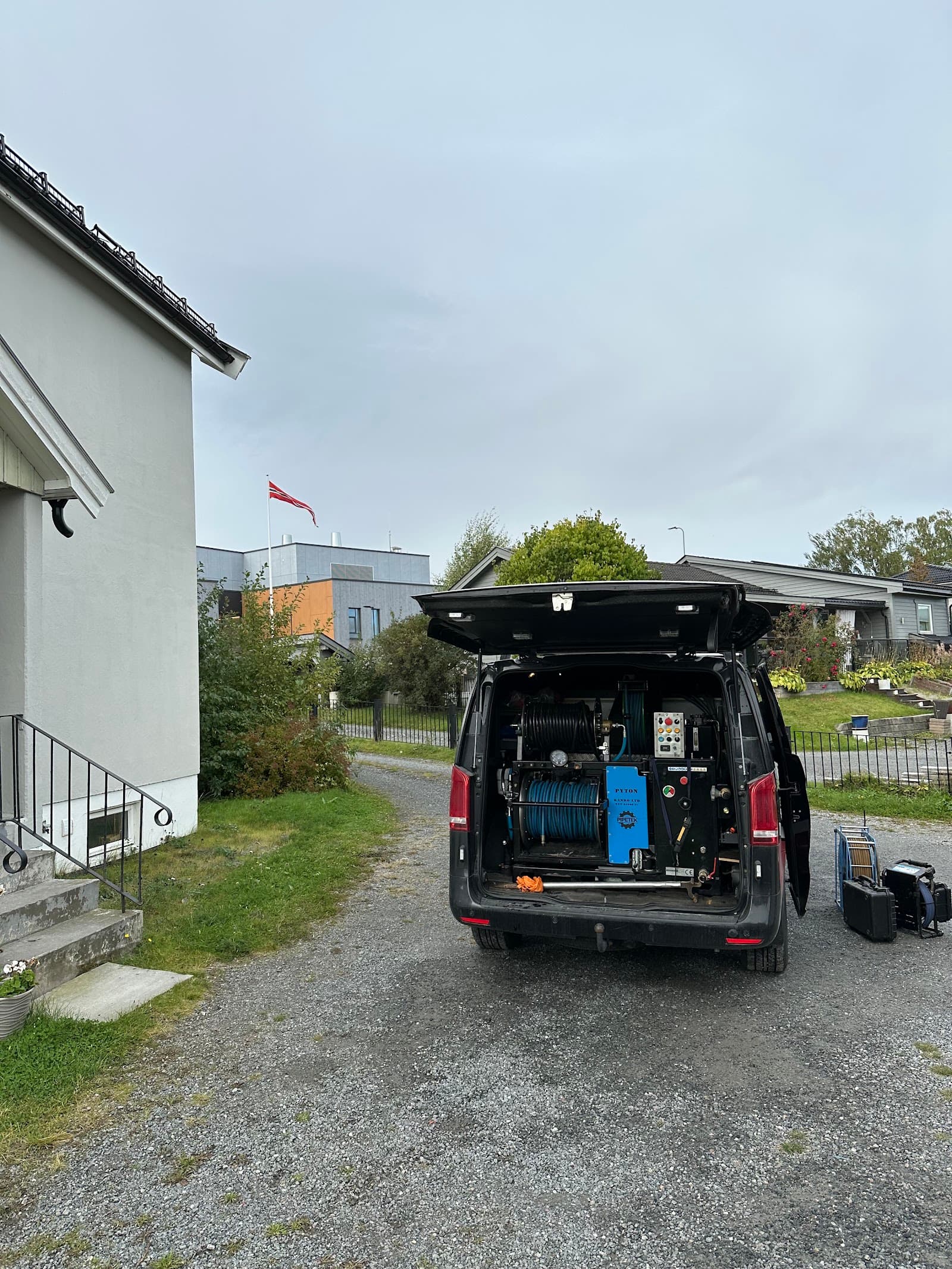 Spylebil fra Spyle & Rørleggervakta AS parkert utenfor bolig i Hønefoss