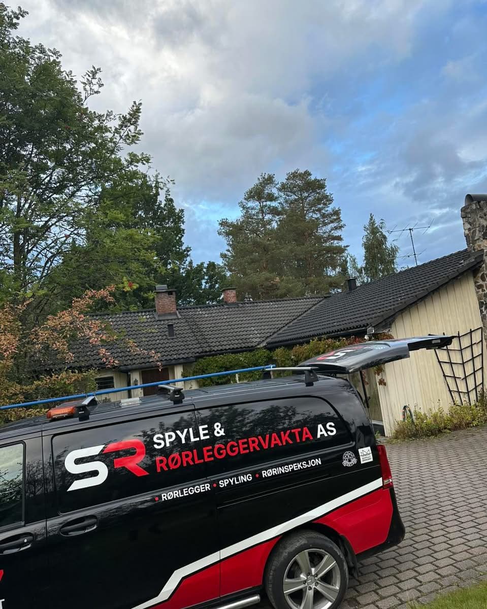 Spylebil fra Spyle & Rørleggervakta AS utenfor bolig i Vikersund